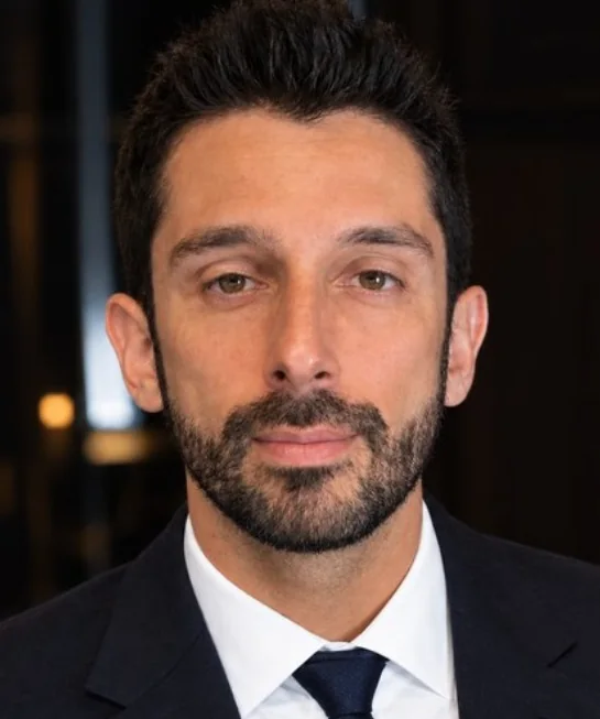 Retrato de Paulo Eduardo Ballestrin, cofundador da Valutech, de terno escuro e gravata